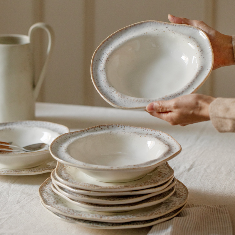 Alta sensación retro hecha a mano cubiertos de cerámica, carne, platos de comida occidentales, dulces, pan, platos, sopa de sopa