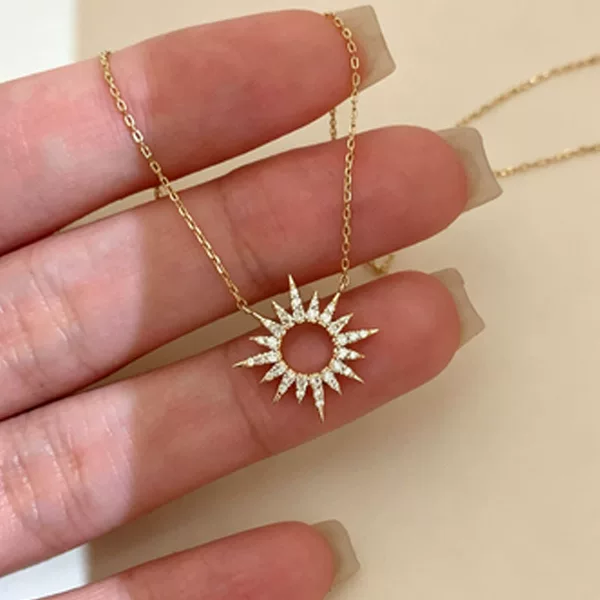 [Rizhao City] French retro sun-ray necklace with micro-inlaid rhinestones and Roman sun totem clavicle chain for women