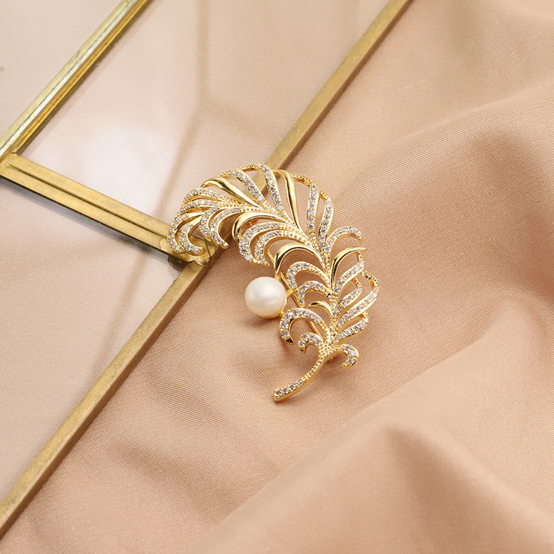 Broche de perlas naturales de agua dulce para mujer, broche retro de alta gama a la moda, nuevo estilo con baño de oro real, venta al por mayor del fabricante. image 3
