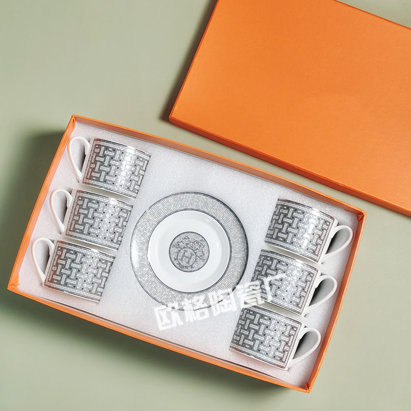 Conjunto de café de porcelana de hueso europeo transfronterizo, tazas de pareja, seis tazas, seis platos, 3 regalos caseros de té de la tarde retro de lujo
