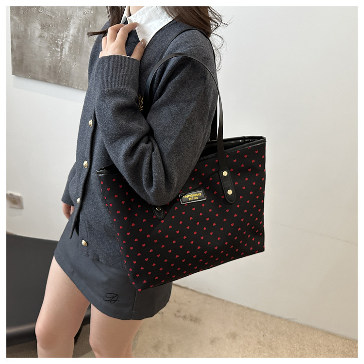 The 2024 new Korean-style tote bag with a college style is stylish, elegant and beautiful. It is a large-capacity single-shoulder and underarm commuter handbag undefined