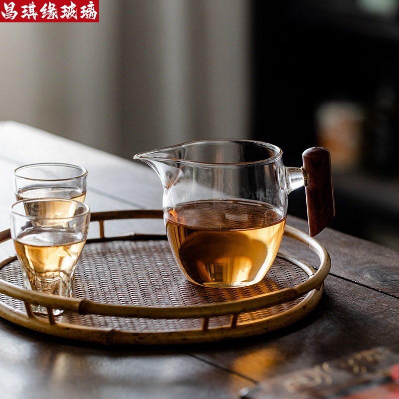 厂家供应木把手玻璃茶海公道杯创意分茶器透明耐热高档公道杯批发