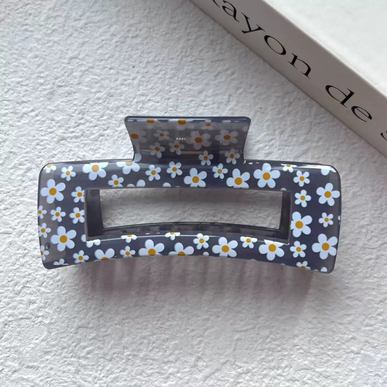 Краб‑заколка с ромашками, квадратный «шарк», 10,5×5×4,5 см, лёгкая