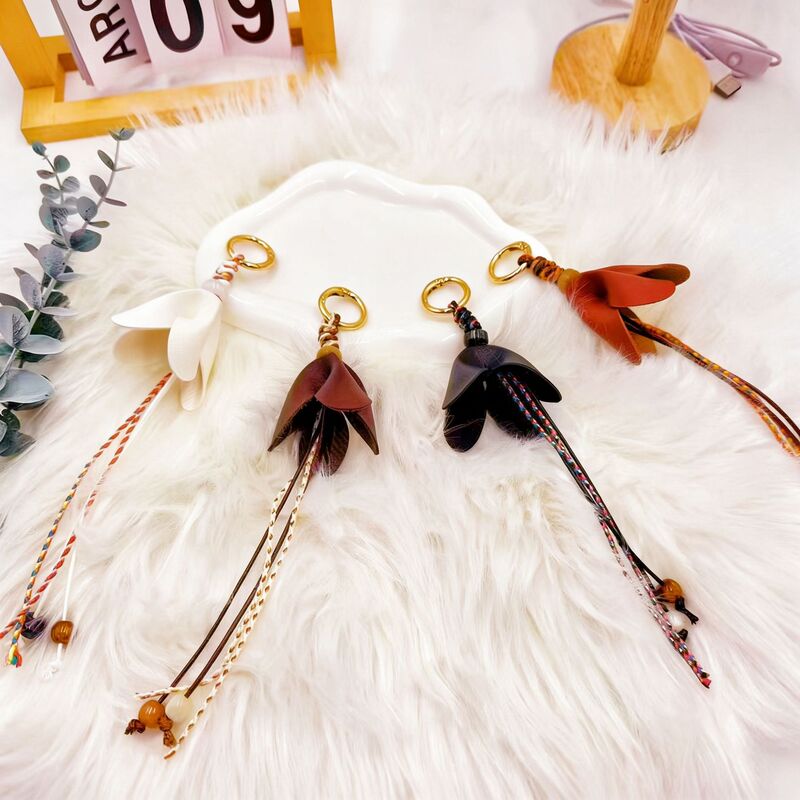 New leather flower bag charms, featuring a minimalist and unique design with a three-dimensional woven floral pattern, available for wholesale New leather flower bag charms, featuring a minimalist and unique design with a three-dimensional woven floral pattern, available for wholesale