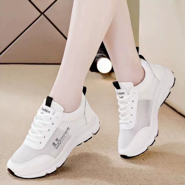 F022 white black
