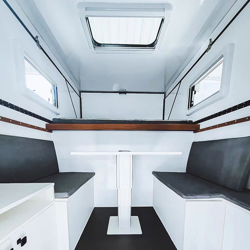 La camioneta de camada blanca se puede elevar y bajar la caja de la casa de carga, la camioneta se puede desmontar y montar de manera flexible y conveniente.