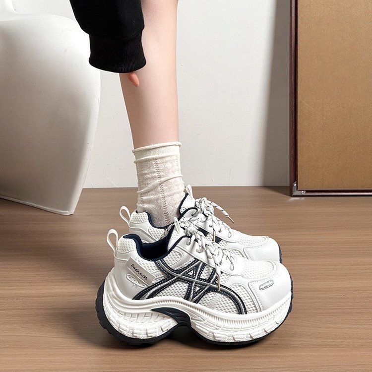 2026 aumento de altura zapatos deportivos casuales de primavera gruesa nueva zapatos blancos zapatos blancos para mujeres ligeros versátiles