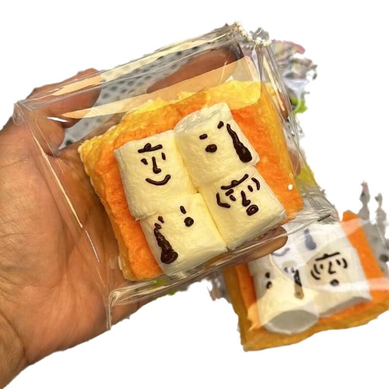 スヌーピートーストマシュマロ食品級シリカゲルは赤い本をつまんでいます。|undefined