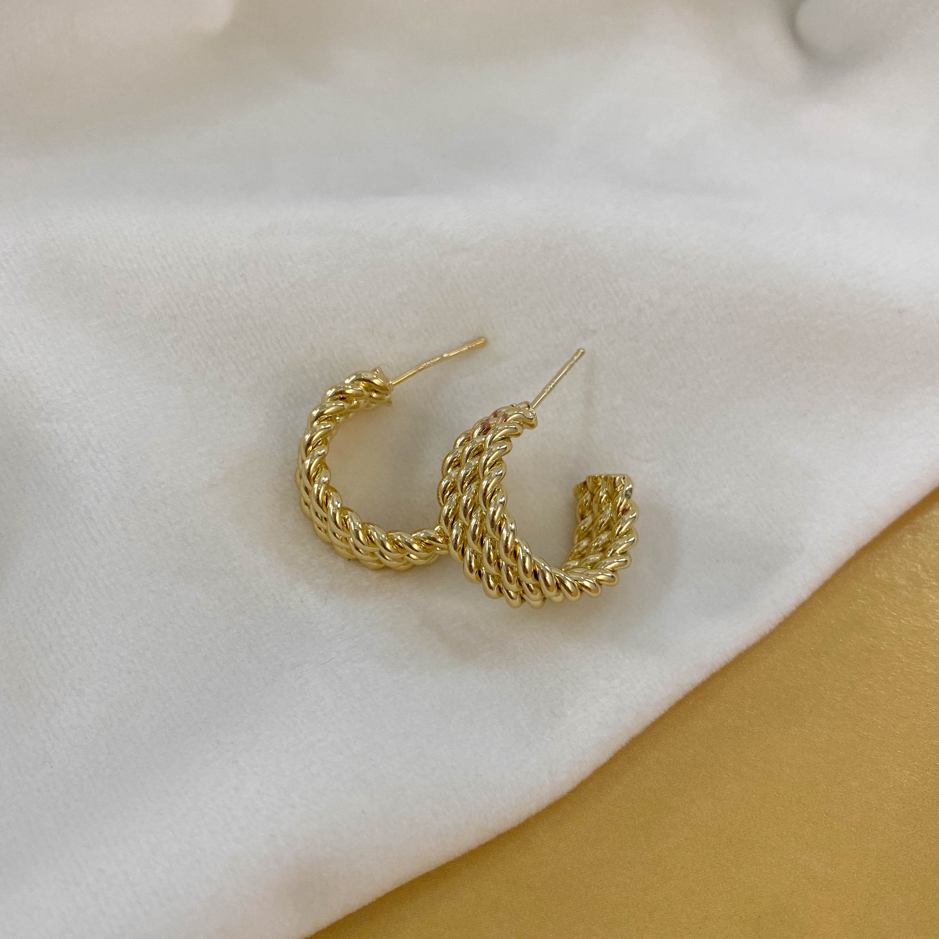 Coreano Fritto Pasta Twists Premium Cerchio Donne Nuovo Moda Yiwu Design Personalizzato Orecchini Gioielli_voghion.com