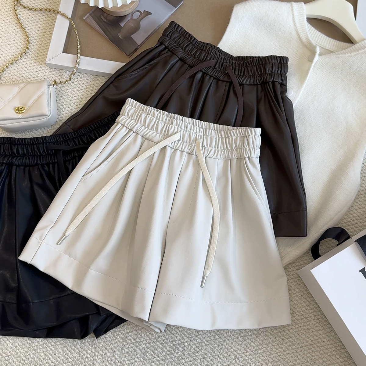 PU皮松紧腰抽绳休闲短裤女2025秋冬款纯色简约拼接百搭阔腿靴裤子