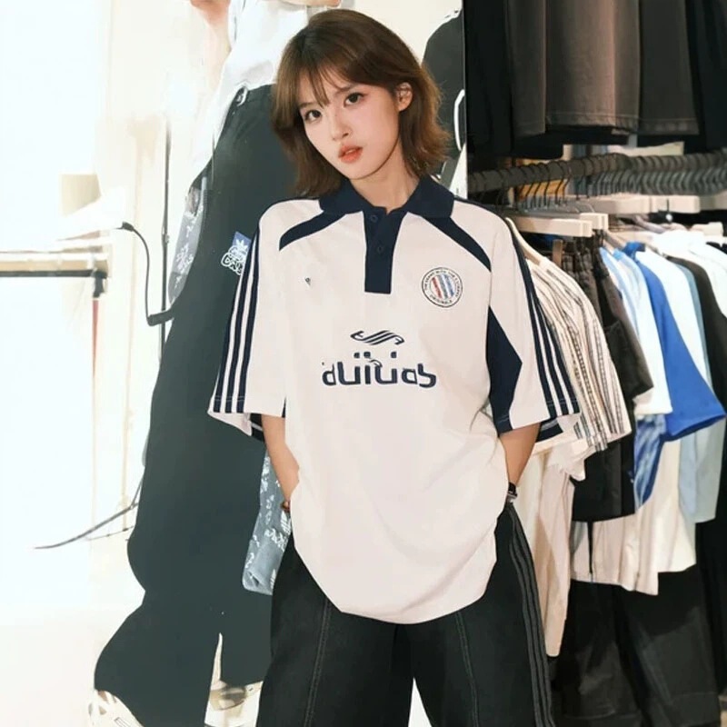 Summer three-stripe embroidered printed unisex short-sleeve T-shirt, football style patchwork turn-down collar polo shirt, couple's style Summer three-stripe embroidered printed unisex short-sleeve T-shirt, football style patchwork turn-down collar polo shirt, couple's style