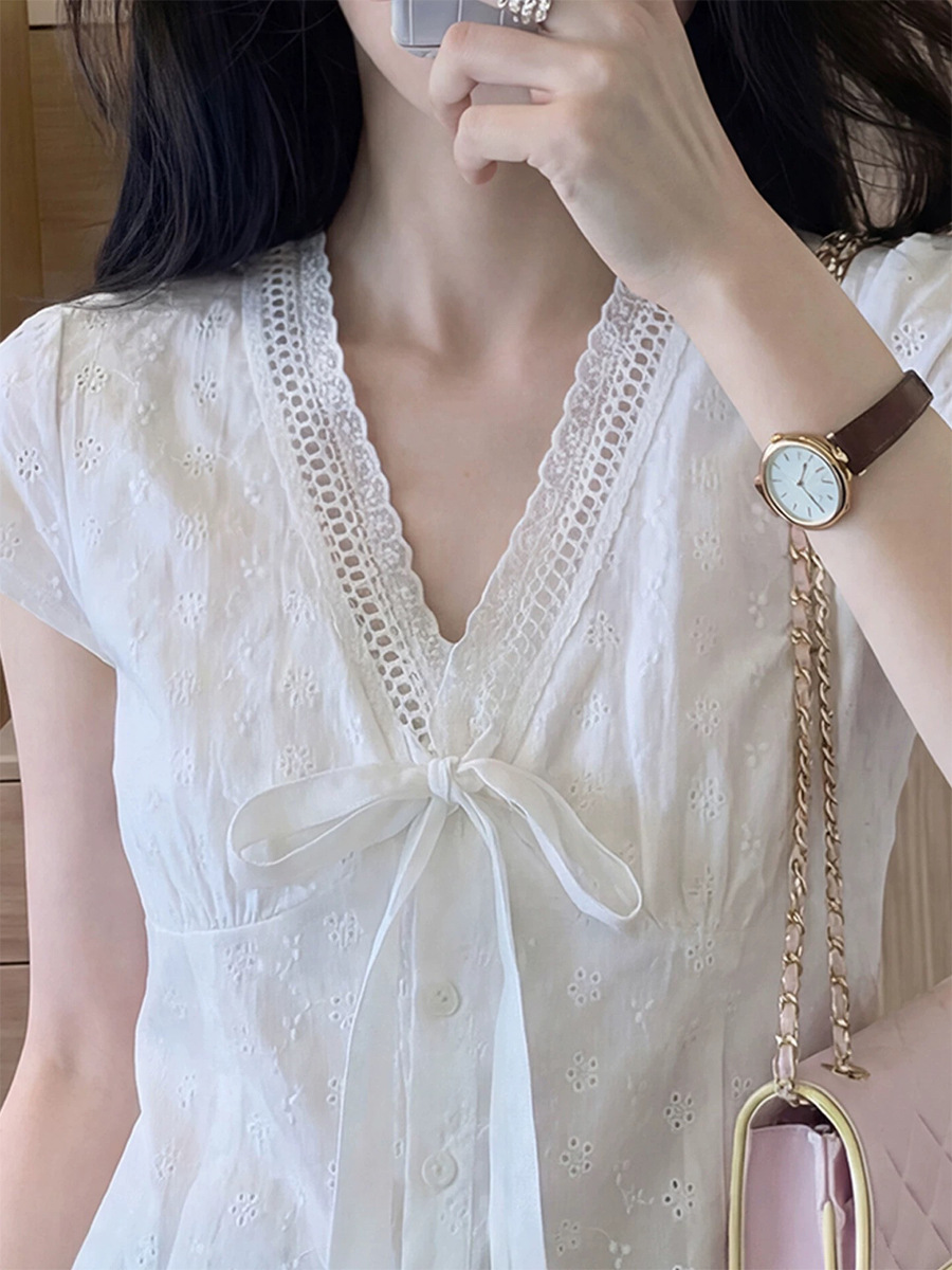 Áo sơ mi nữ cổ chữ V thêu hoa tay ngắn kèm thắt lưng — màu trắng