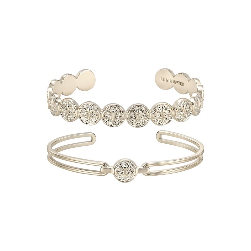 Hengjia Jewelry's Same Style Titanium Gold Full-Circle Iris Flower Embossed Coin Bracelet, Light Luxury Design Bracelet, Vintage Women's Bracelet