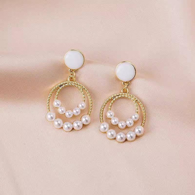 Elegant geometric fashionable universal earrings from pearl