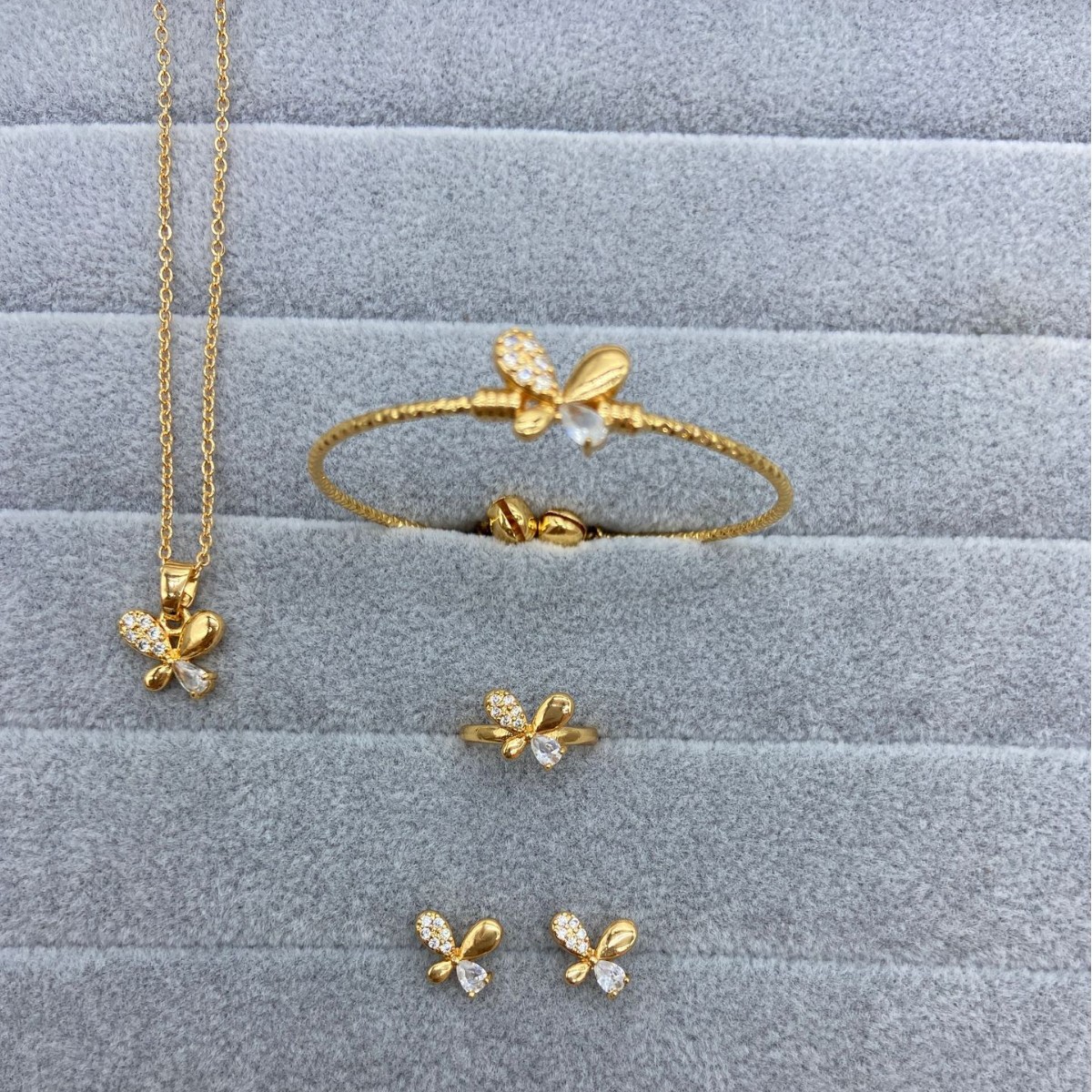 Juegos de joyería para niños transfronterizos anillos de zircon dorados de cobre aretes brazaletes collares mariposa joyería cuatro piezas al por mayor