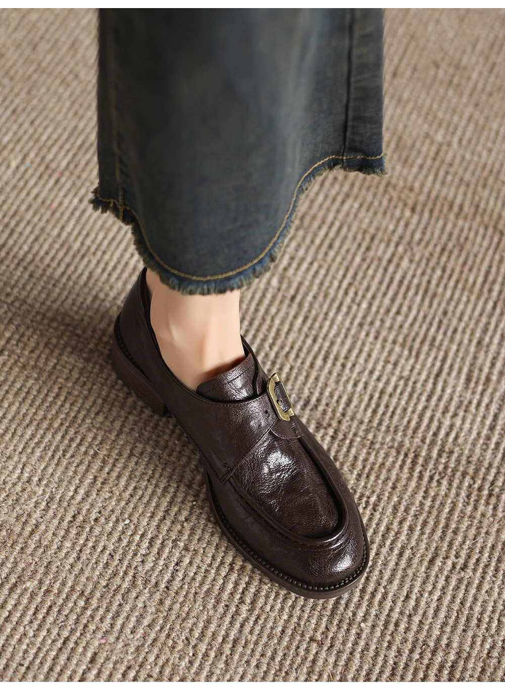 Giày loafer nữ phong cách Anh quai khóa, gót vuông thấp, mũi sâu, da bò — màu nâu chi tiết 7