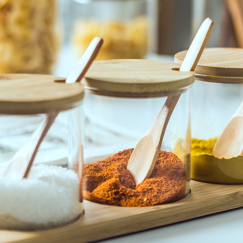 Fábrica al por mayor tarro de condimento de vidrio borosilicato traje fregona de bambú con cuchara frasco de condimento de esencia de pollo combinación creativa caja de condimento