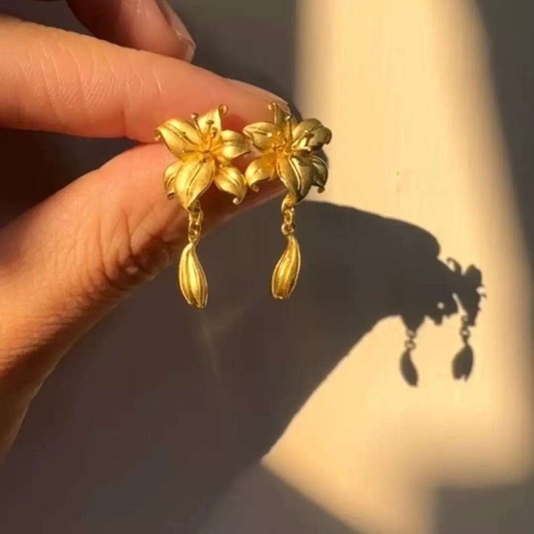 Pendientes de flores tridimensionales con lentejuelas de aguja de plata Pendientes de lujo ligero de alta gama de moda de nicho Pendientes de viento frío al por mayor
