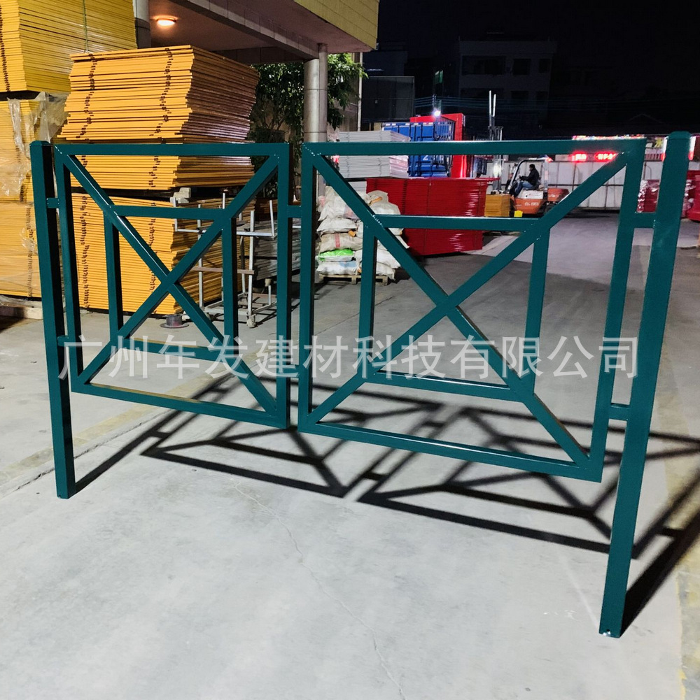 甲型市政道路护栏马路中央隔离栏人行道安全交通围栏黑色市政护栏