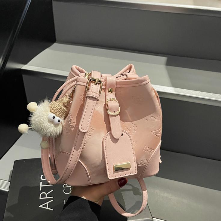 Bolso de cinturón explosivo transfronterizo para mujeres 2025 nuevo estilo de moda universal bolso de hombro coreano de alta calidad bolso de cubo de agua