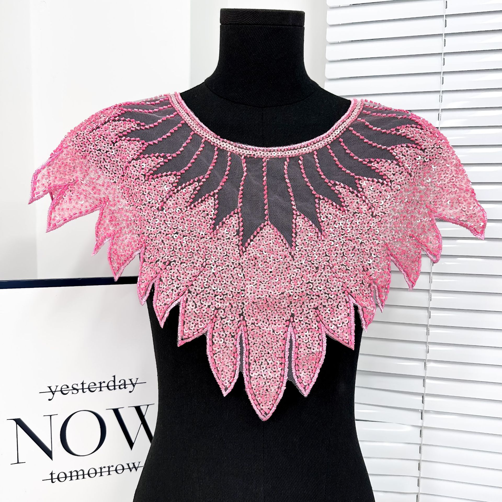 Fabricación pesada bordada malla frontal pecho sequin de perlas bordadas calcomanías vestido de mujer rendimiento vestido accesorios de encaje image 11