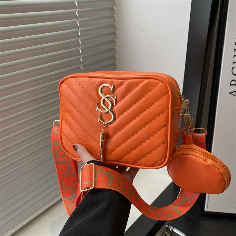 2025 primavera y verano nueva personalidad de moda bolso de niño hermoso casual simple bolso de mensajero textura estilo occidental bolso cuadrado pequeño de un solo hombro