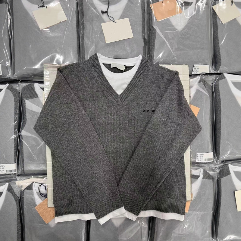 Authentic Version in Stock, Original Label Mu Brand 25Ss Faux Two-Piece Wool V-Neck Pullover Sweater, Casual Loose Fit, Unisex Authentic Version in Stock, Original Label Mu Brand 25Ss Faux Two-Piece Wool V-Neck Pullover Sweater, Casual Loose Fit, Unisex