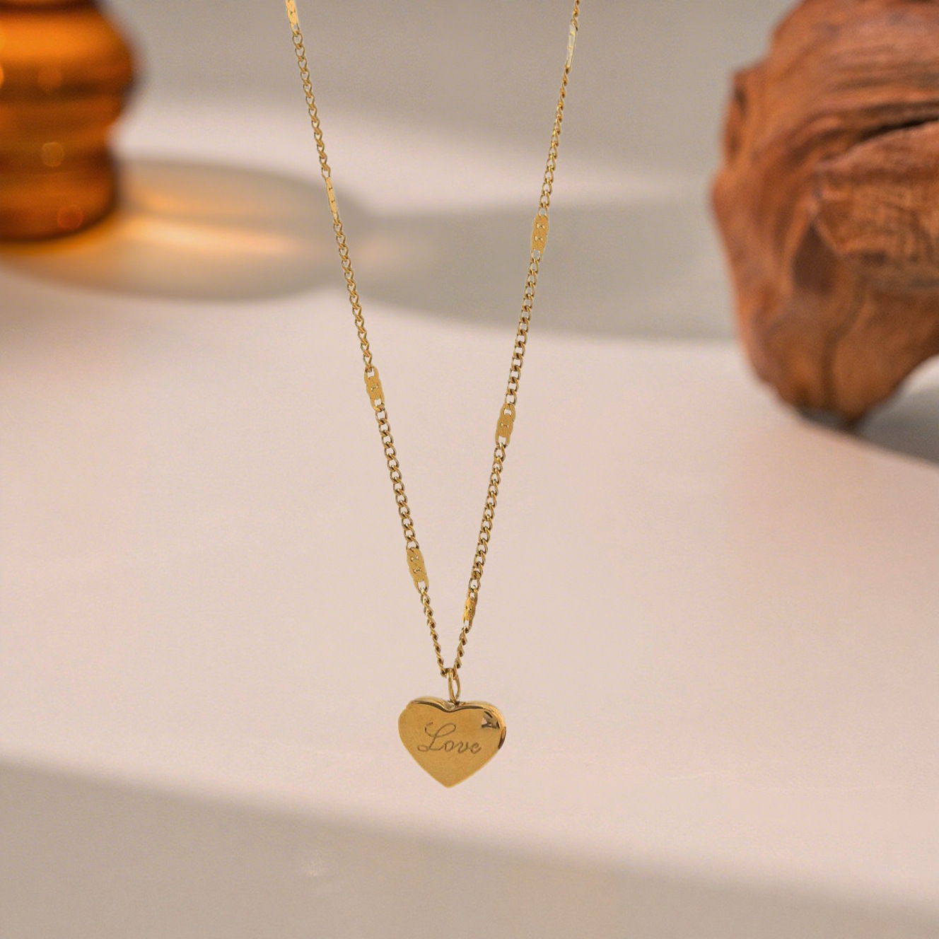 Collana di lusso in acciaio al titanio a forma di cuore con lettere per donna, alla moda, resistente allo sbiadimento, design di nicchia, europeo e_voghion.com