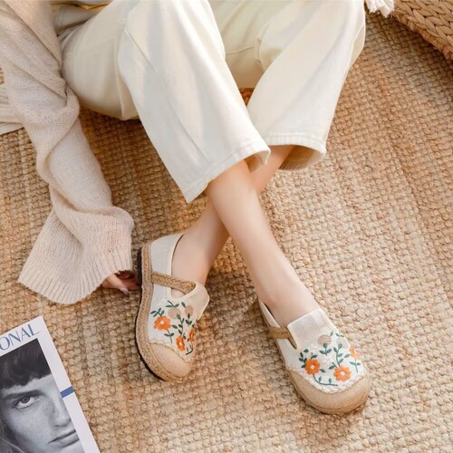 New products, old Beijing cloth shoes, summer women's retro soft sole, non-slip mesh, embroidered shoes, and slip-on flat slippers.