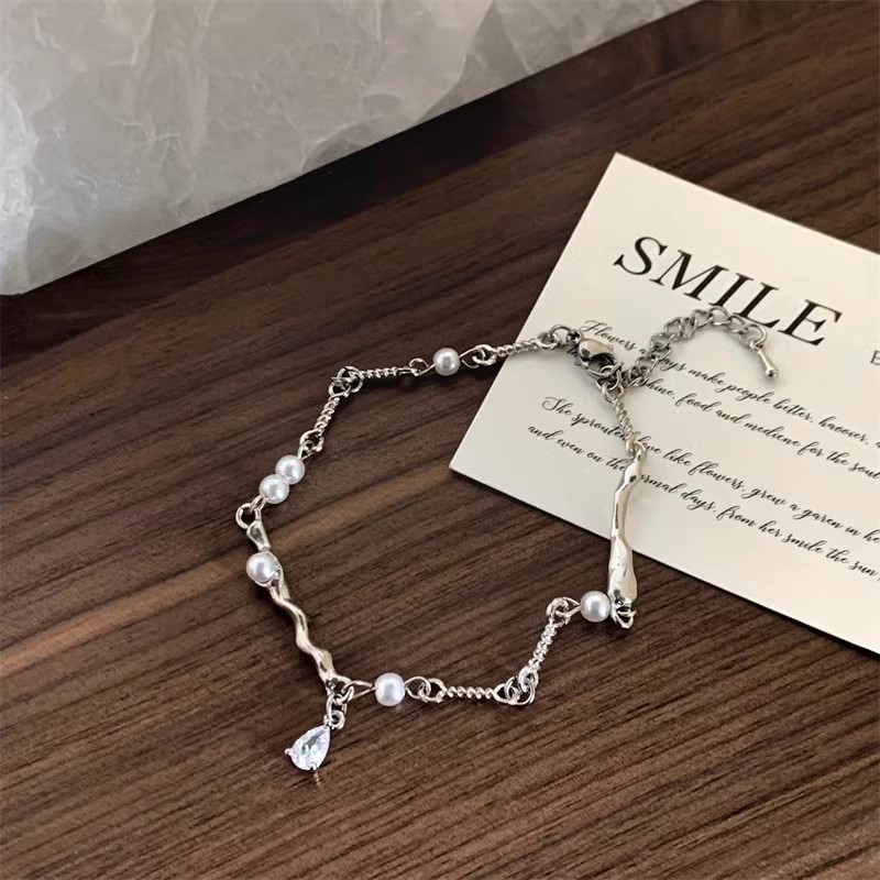 Water drop imitation diamond bracelet Women's Light luxury niche design 2023 Pearl stitching high-grade bracelet
