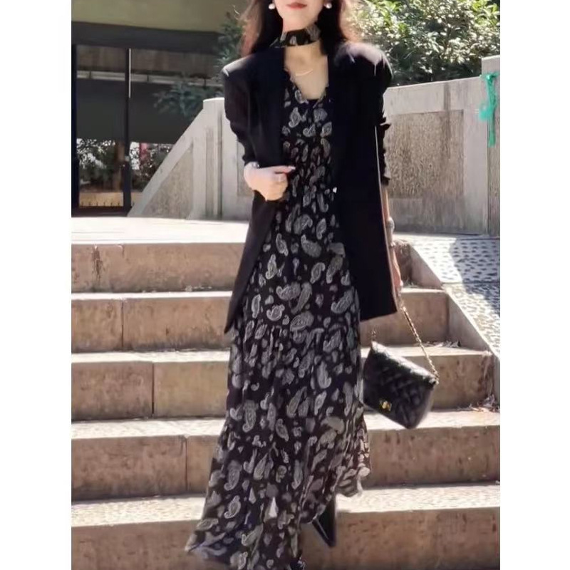 Elegant and stylish, super good-looking black blazer dress two-piece set, early autumn 2026, Korean chic complete outfit Elegant and stylish, super good-looking black blazer dress two-piece set, early autumn 2026, Korean chic complete outfit