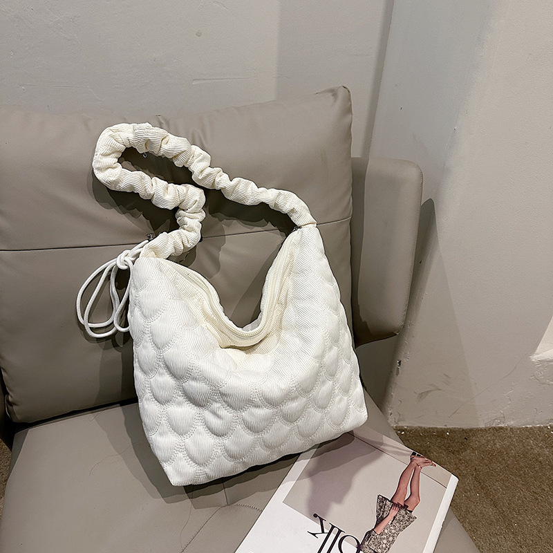 韓版設計感褶皺雲朵包女小眾復古大容量菱格單肩包休閒潮搭斜挎包