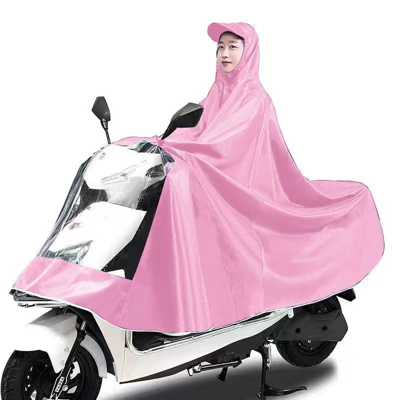 レインコート電気自動車のレインコートを大きくして、オートバイの二人のシングル男性女性が豪雨防止全身に足を隠します。|undefined