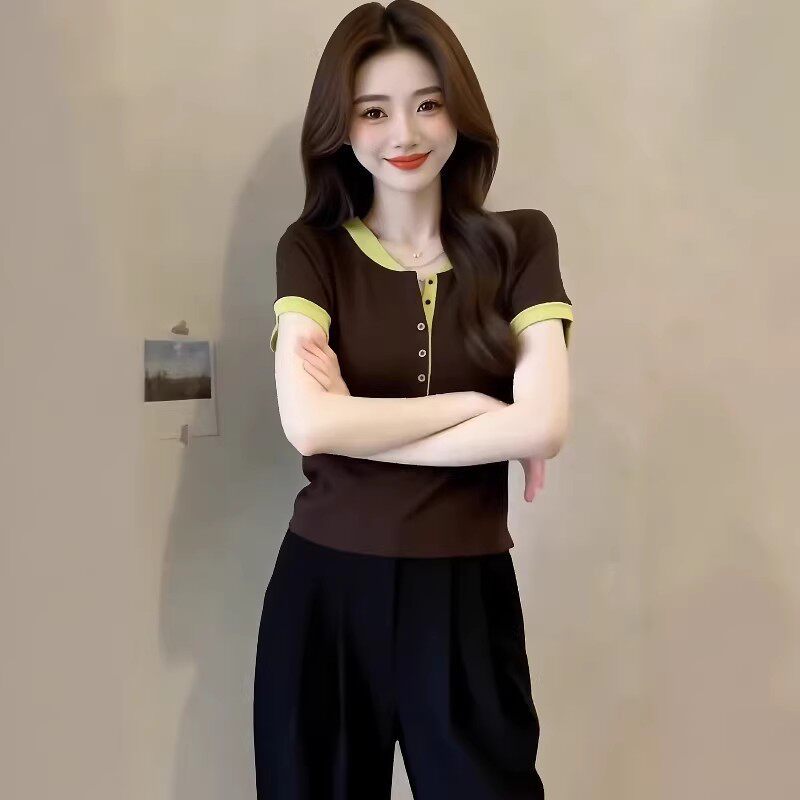 Áo thun nữ cổ bán mở phối màu thanh lịch, dáng suông tay ngắn — Màu ảnh chi tiết 4