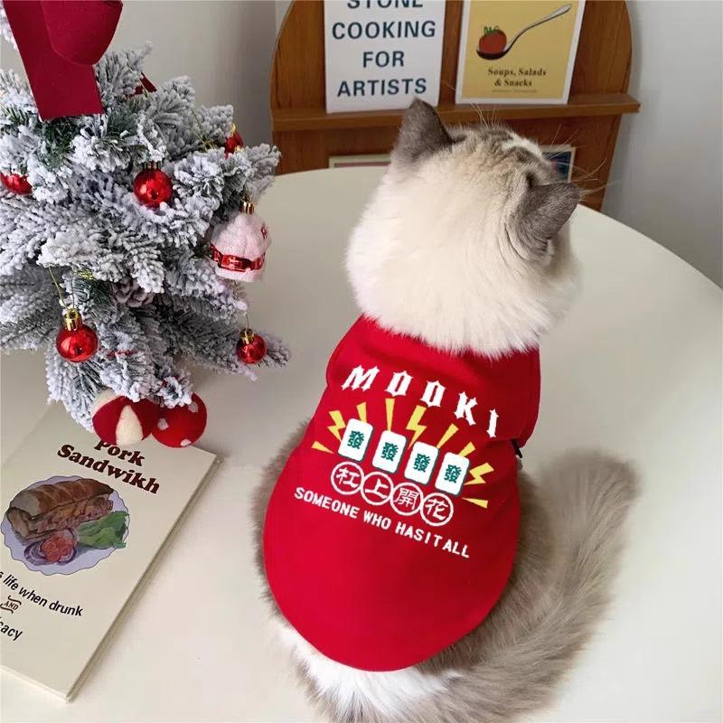 Ropa de felino de peluche otoño y invierno mascotas de Navidad de dos patas suéter gato azul gato muñecas de tela corta gato anti-pillo gatito gatito