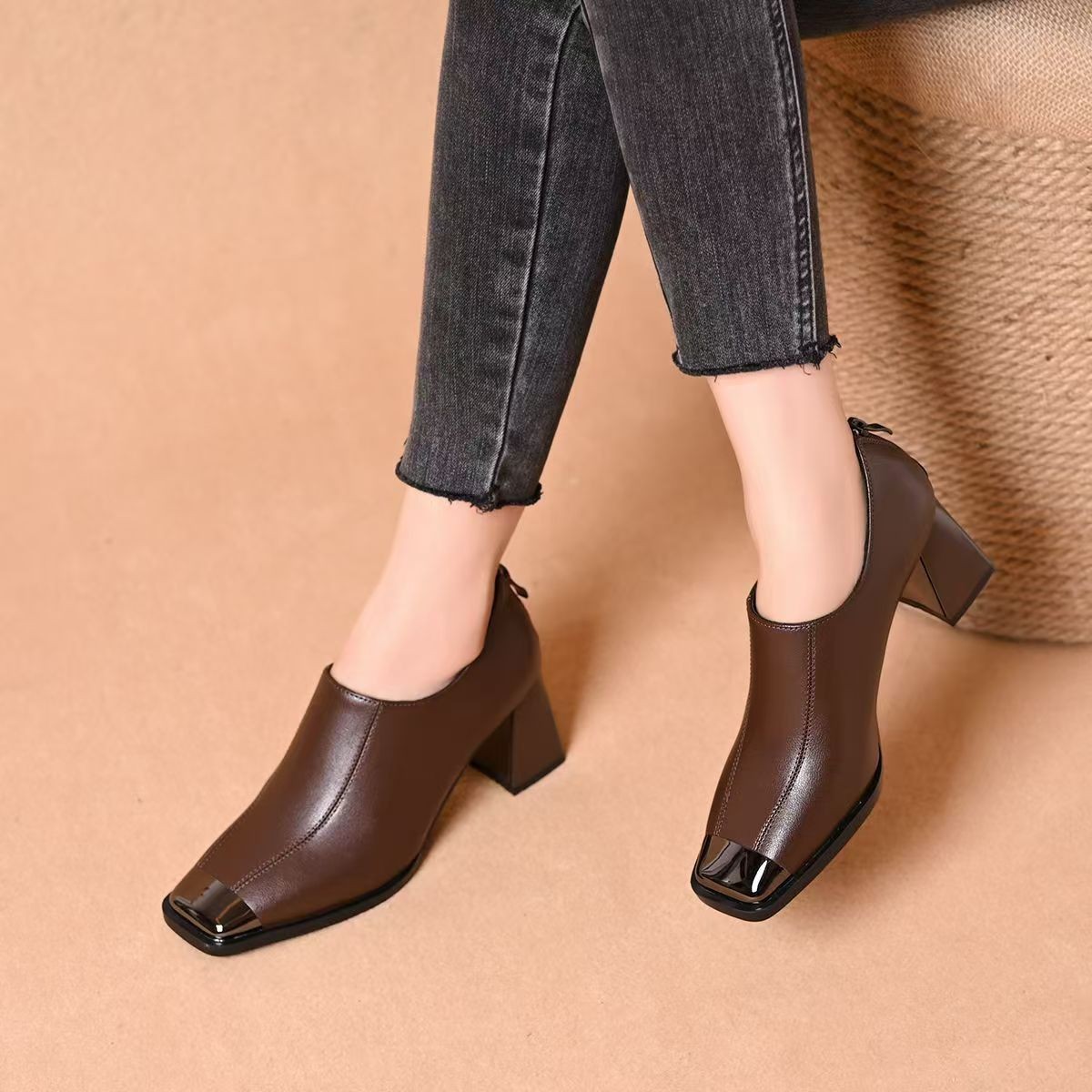 Zapatos de mujer cuadrados de cabeza profunda zapatos individuales de mujer tacones gruesos de piel suave zapatos de tacones altos de mujer no se cansan pies cruzados