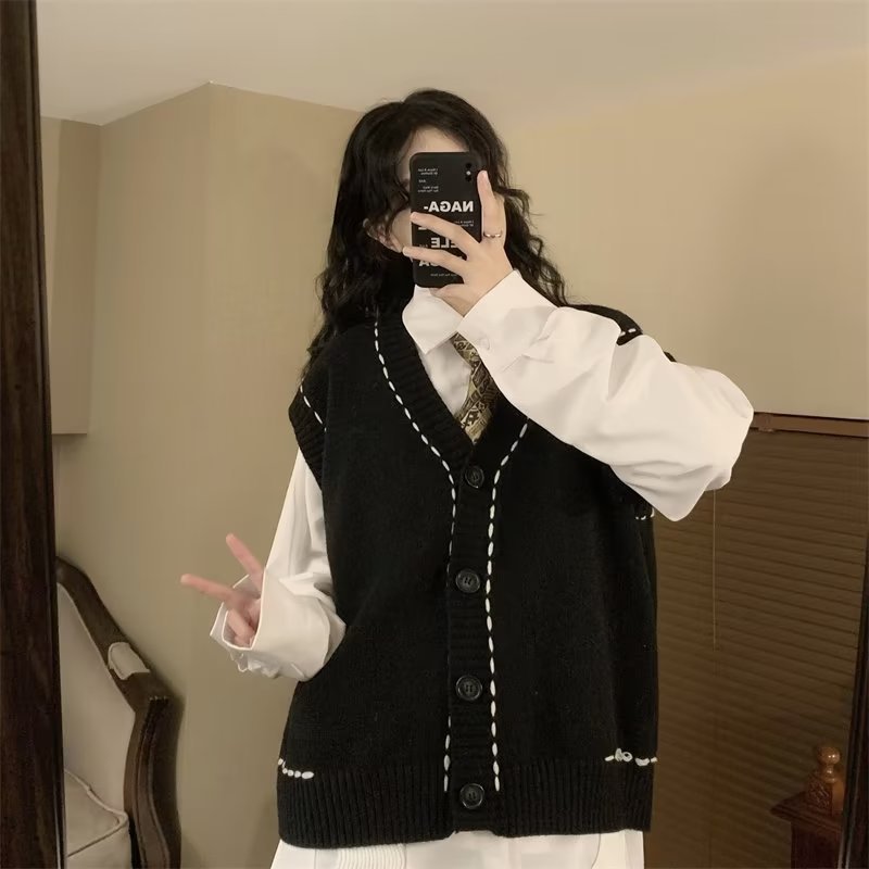 Autumn trend small design knitted cardigan