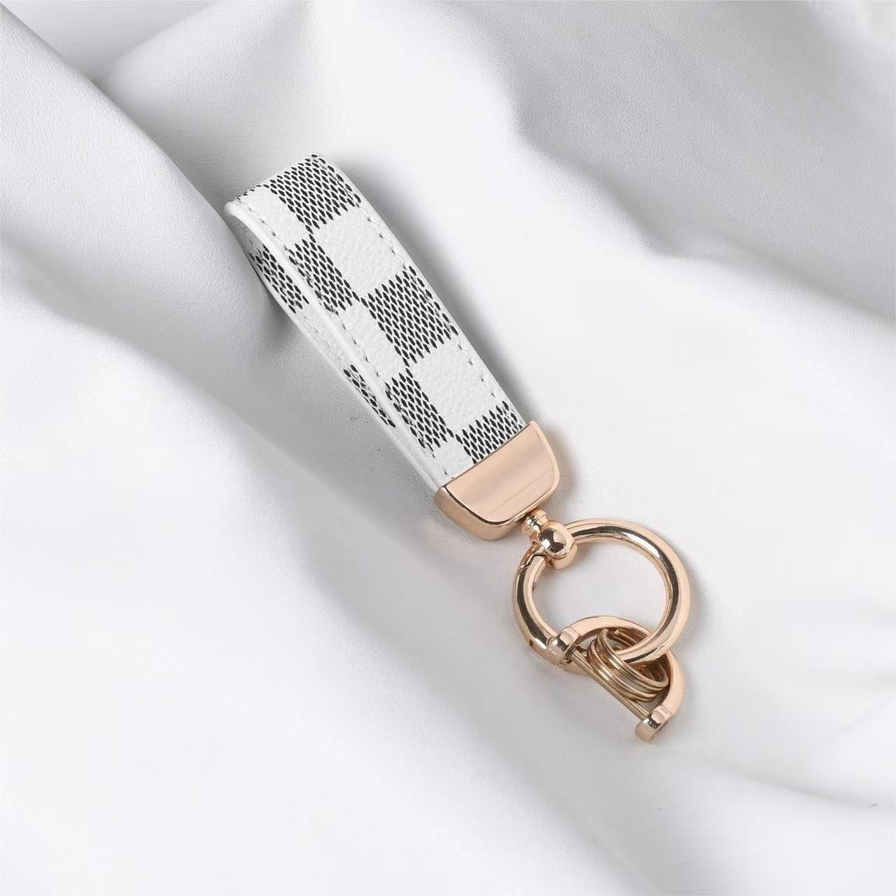 新しい花柄の高級車のキーホルダー、男性と女性のための腰掛け車の金属キーホルダーペンダント、カー用品卸売