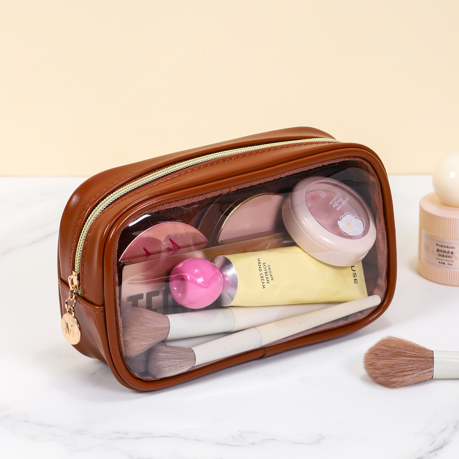 Bolso pequeño transparente marrón.