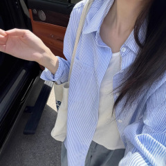 2025夏の新型女性の青いストライプのシャツのゆったりした薄いタイプのカジュアルなシャツの百合の上着の日焼け止めのコート