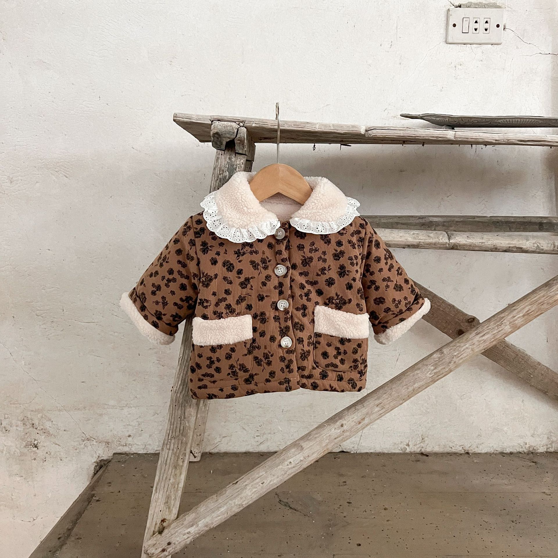 INS estilo coreano 2023 invierno niñas bebé floral encaje solapa acolchada engrosada de algodón acolchado chaqueta abrigo caliente