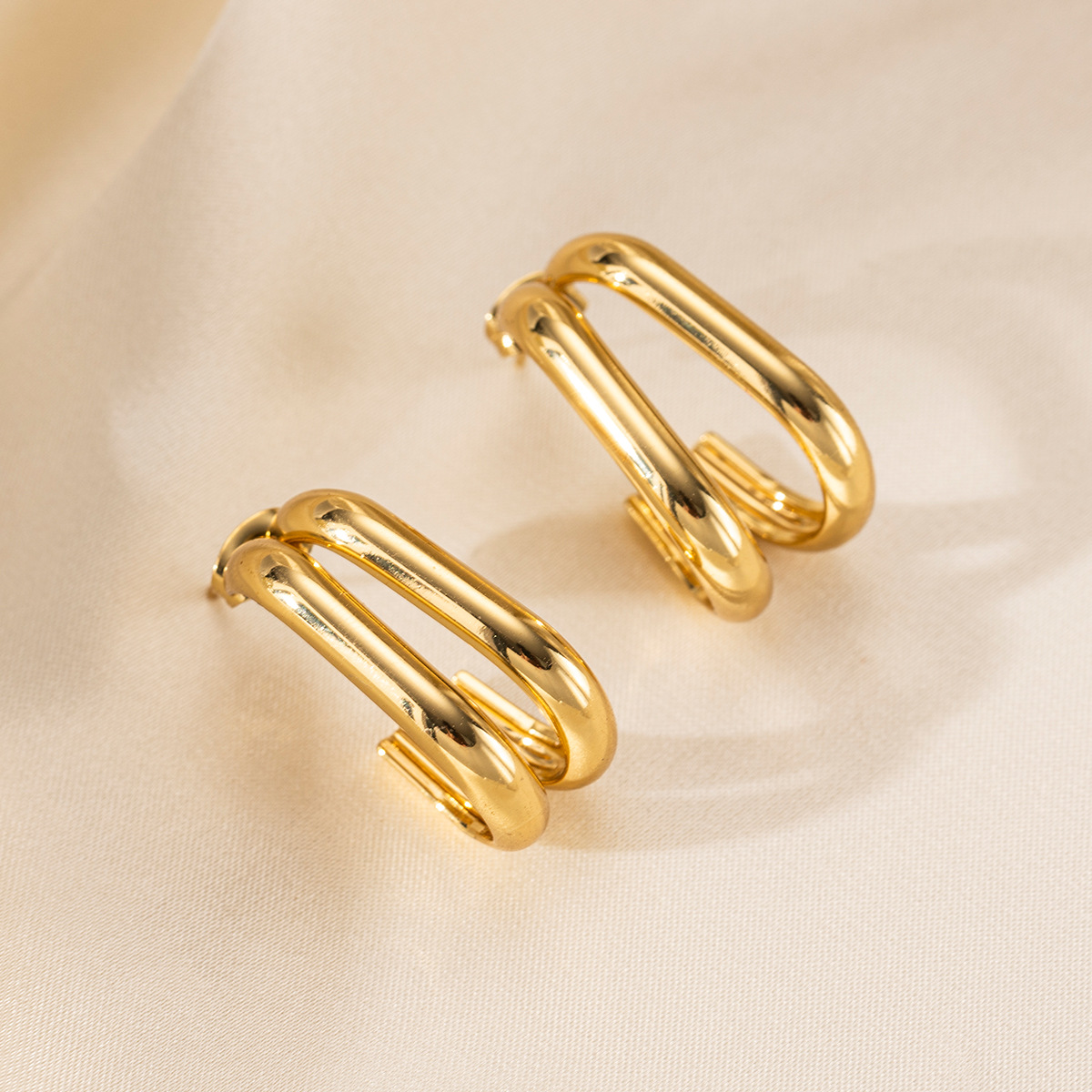 Taena Pendientes de acero de titanio transfronterizos europeos y americanos Mujeres que no se desvanece, amor a juego, semicírculo de oro de 18k, pendientes de acero inoxidable, estilo ins