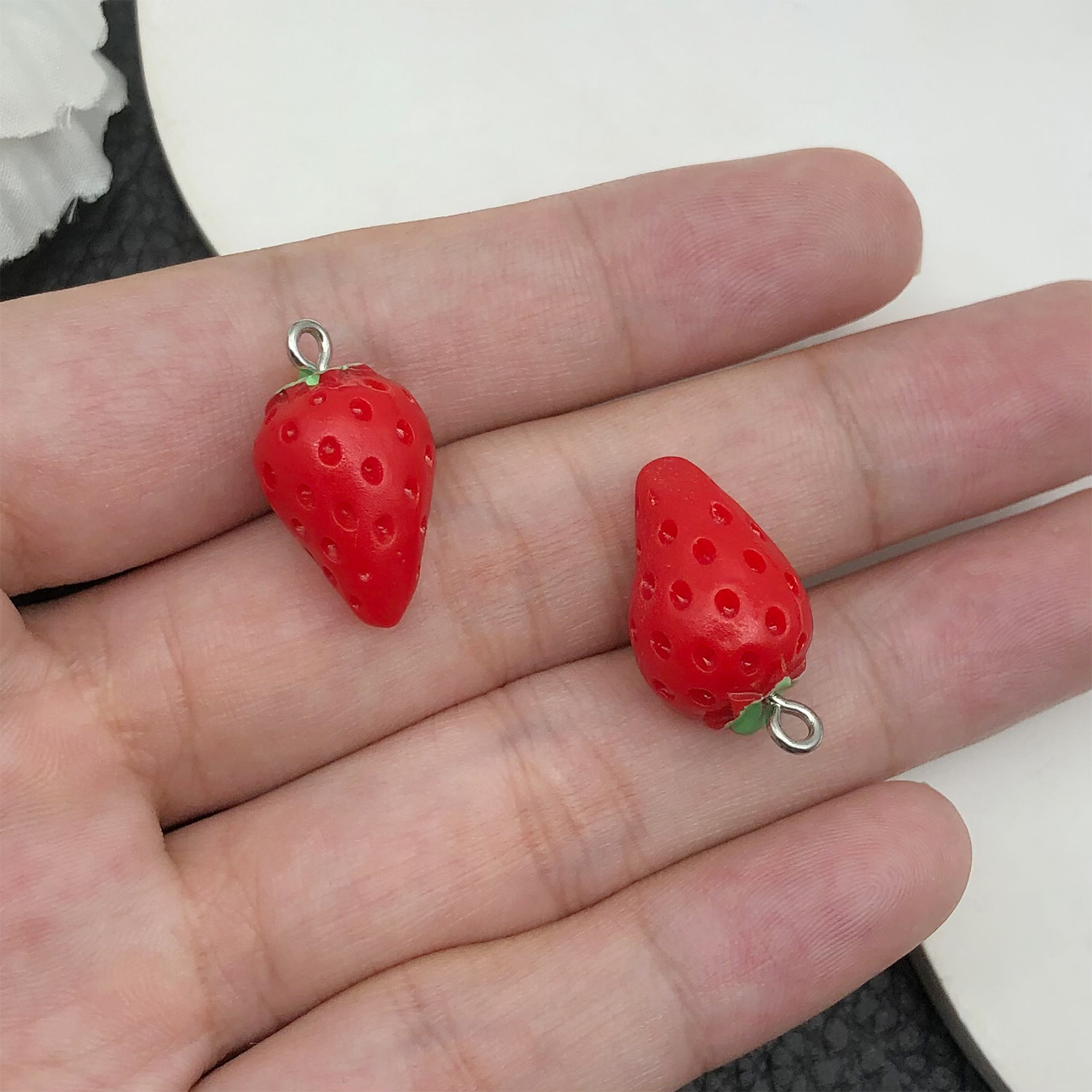 17067-红色树脂水果草莓12x20-1.2g-0.35平