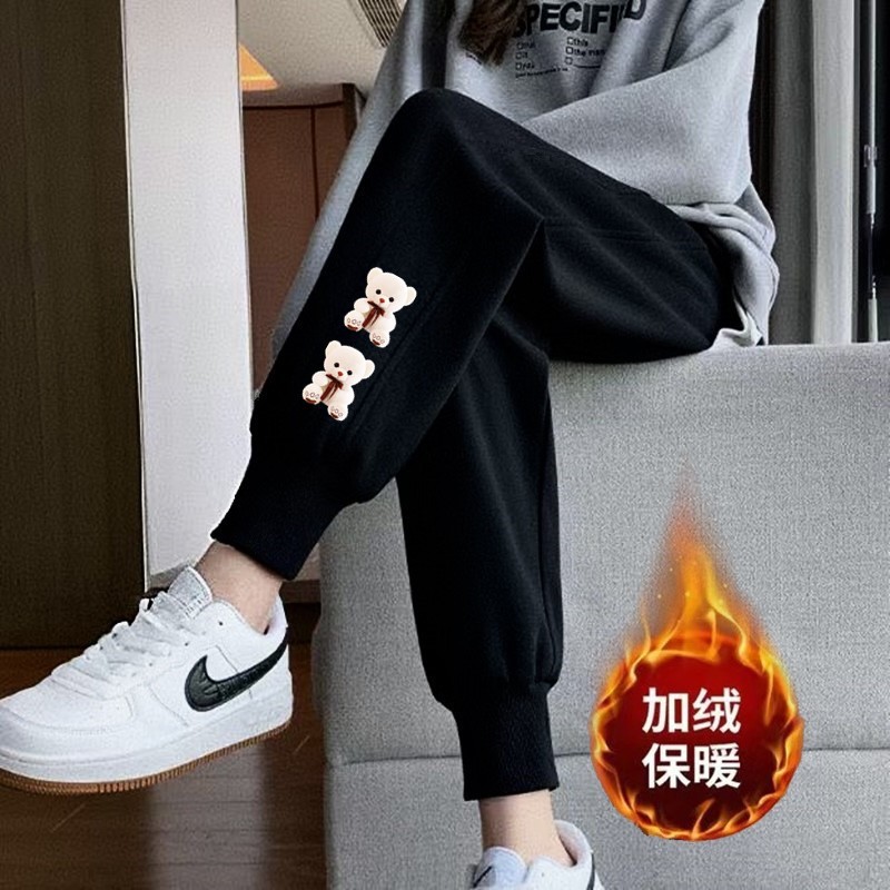 두 개의 백곰 나사 입이 있는 검은색 바지와 벨벳