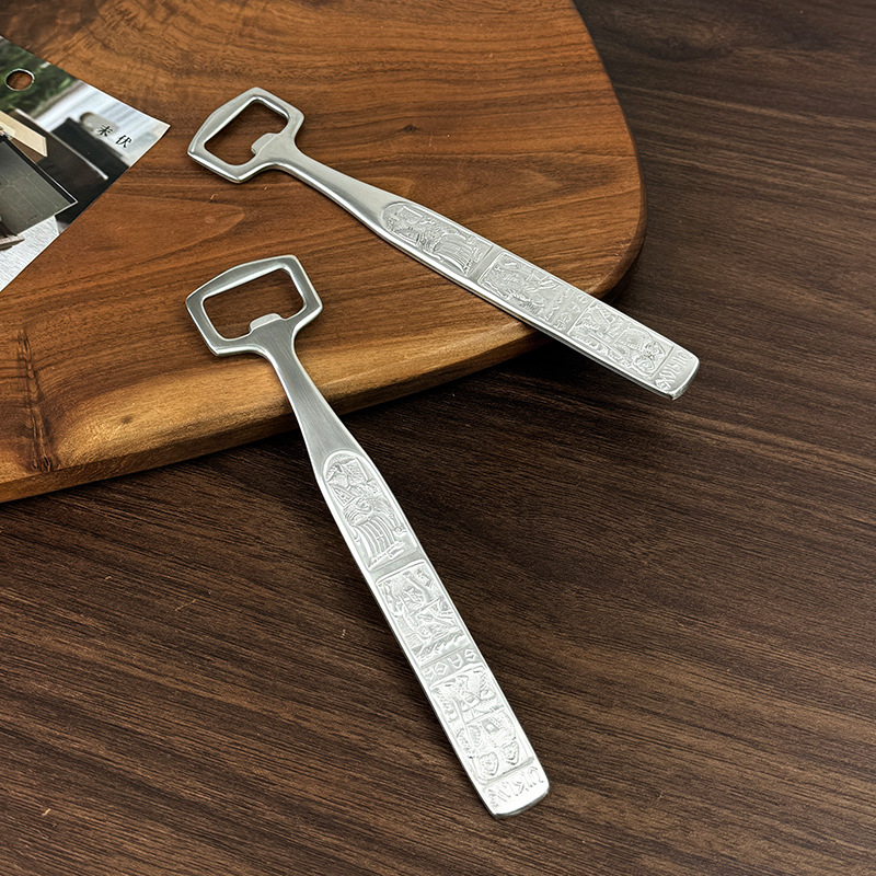 18 / 10 abrebotellas de cerveza de acero inoxidable retro en relieve casero personalidad creativa destornillador elevador de tapa de alta calidad