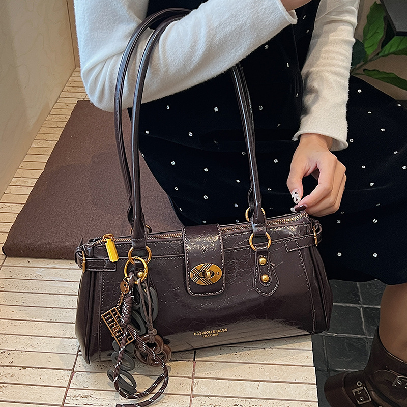 Bolsa de brazo de viaje coreano, bolso de cera retrógrada para mujeres, bolso de palo de piel de aceite 2025, nueva moda versátil bolso de hombro portátil