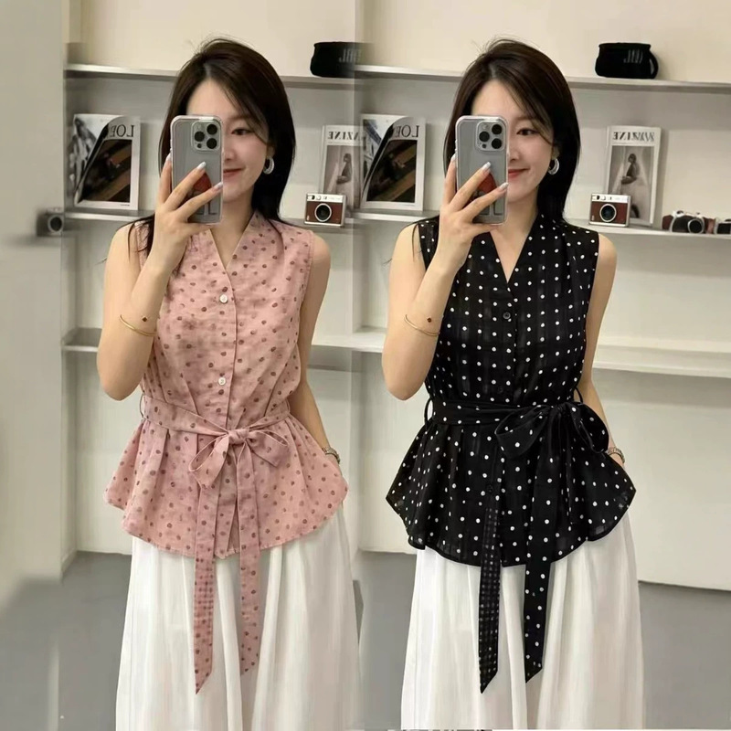 French-Style Sleeveless Plaid Shirt for Women, Summer 2026, V-Neck, Tie-Waist, Slimming, Elegant, Versatile Blouse Top French-Style Sleeveless Plaid Shirt for Women, Summer 2026, V-Neck, Tie-Waist, Slimming, Elegant, Versatile Blouse Top