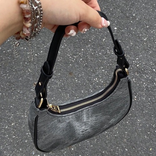 Niche designer color-matched crescent shoulder bag, high-end armpit bag for women, casual texture, hand-held crossbody bag for women