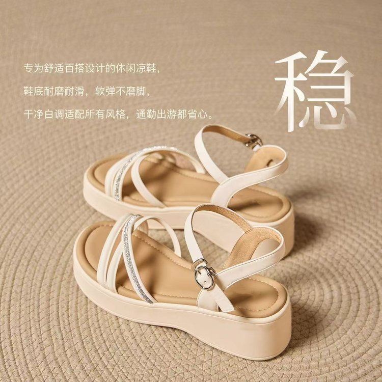 Super suave moda diamante de hadas viento para aumentar la altura sandalias mujeres 2026 nuevo verano con suela gruesa con falda zapatos de playa versátiles