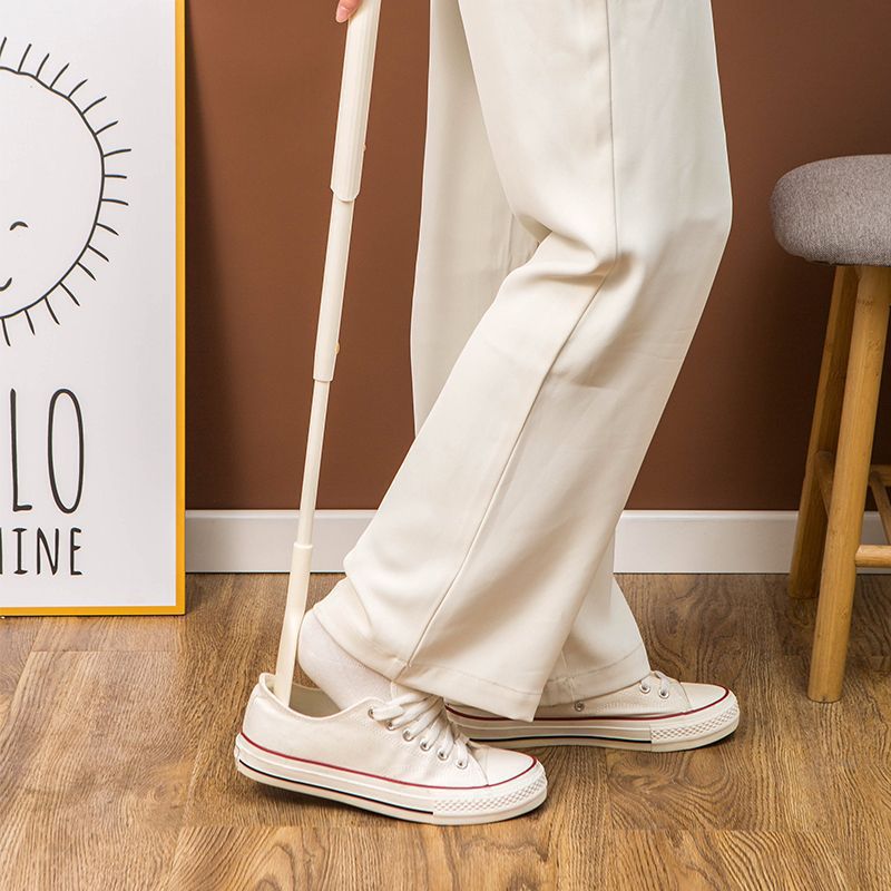 Extendable shoe horn with long handle—household essential for seniors and pregnant women, making it easy to slip on and off shoes; features an extended handle for added convenience.